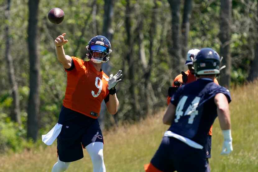 Chicago Bears quarterback Nick Foles, left, throws a ball to tight end Jake Butt during NFL...