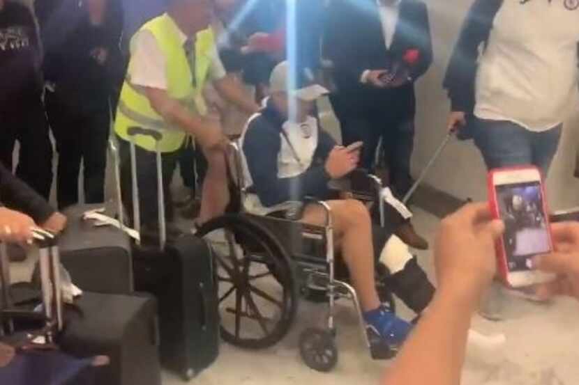 El defensa de Cruz Azul, Pablo Aguilar, llegó en silla de ruedas al Aeropuerto Internacional...