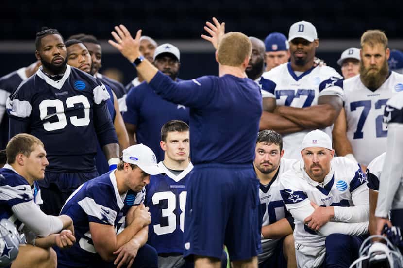 Dallas Cowboys head coach Jason Garrett talks to players during a Dallas Cowboys OTA...