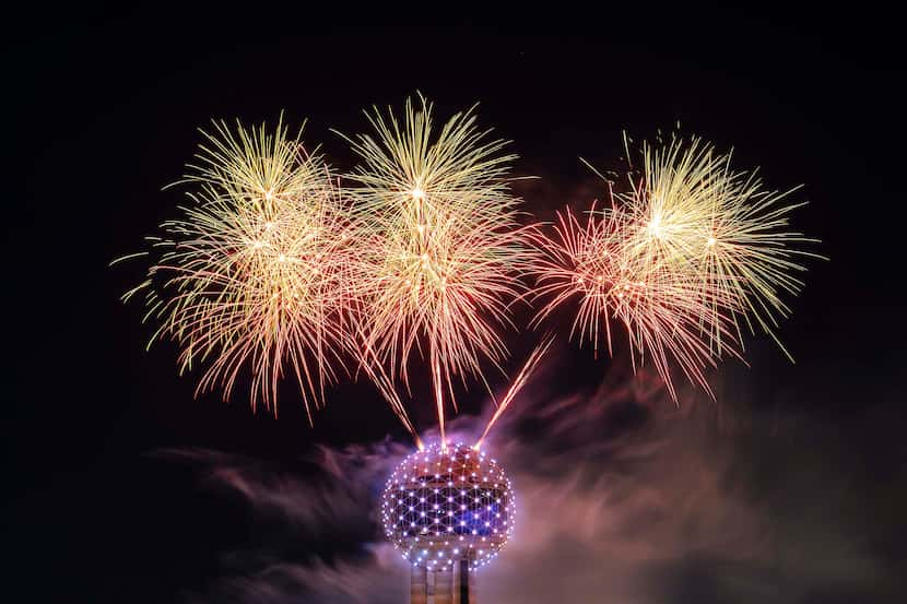 Reunion Tower albergó una vez más su celebración anual Lone Star NYE.