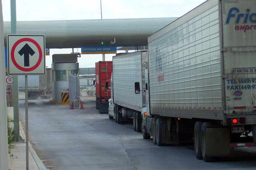 Camiones de carga en un puente internacional de comercio entre Estados Unidos y...