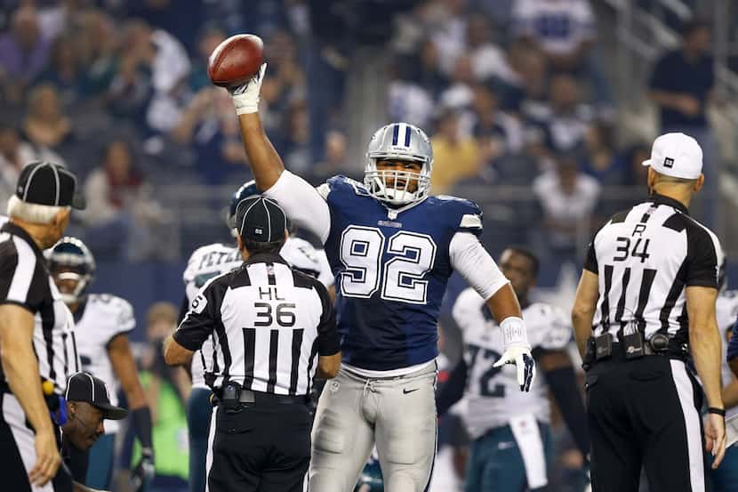Dallas Cowboys defensive end Jeremy Mincey (92) comes up with second half fumble against the...