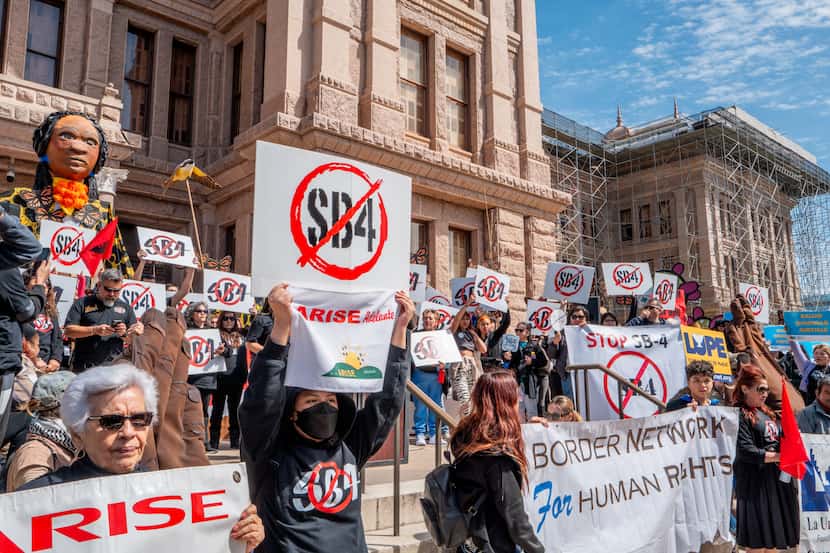 El 9 de marzo, gente se congregó afuera del Capitolio de Austin para protestar por la ley...