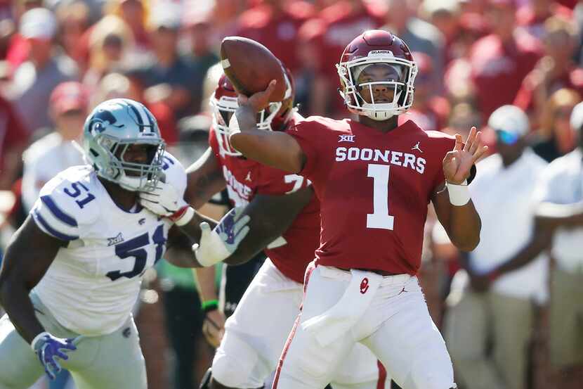 Oklahoma quarterback Kyler Murray (1) throws in front of Kansas State defensive end Reggie...