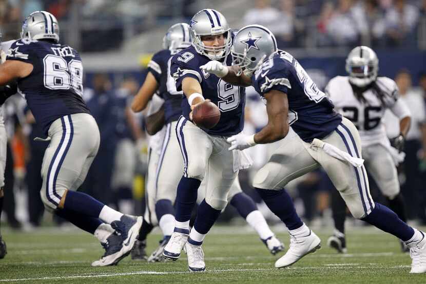 Dallas Cowboys running back DeMarco Murray (29) takes the hand off from quarterback Tony...