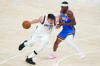 Dallas Mavericks guard Luka Doncic (77) drives on Oklahoma City Thunder guard Shai...