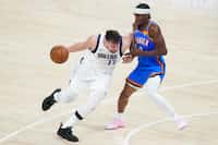 Dallas Mavericks guard Luka Doncic (77) drives on Oklahoma City Thunder guard Shai...