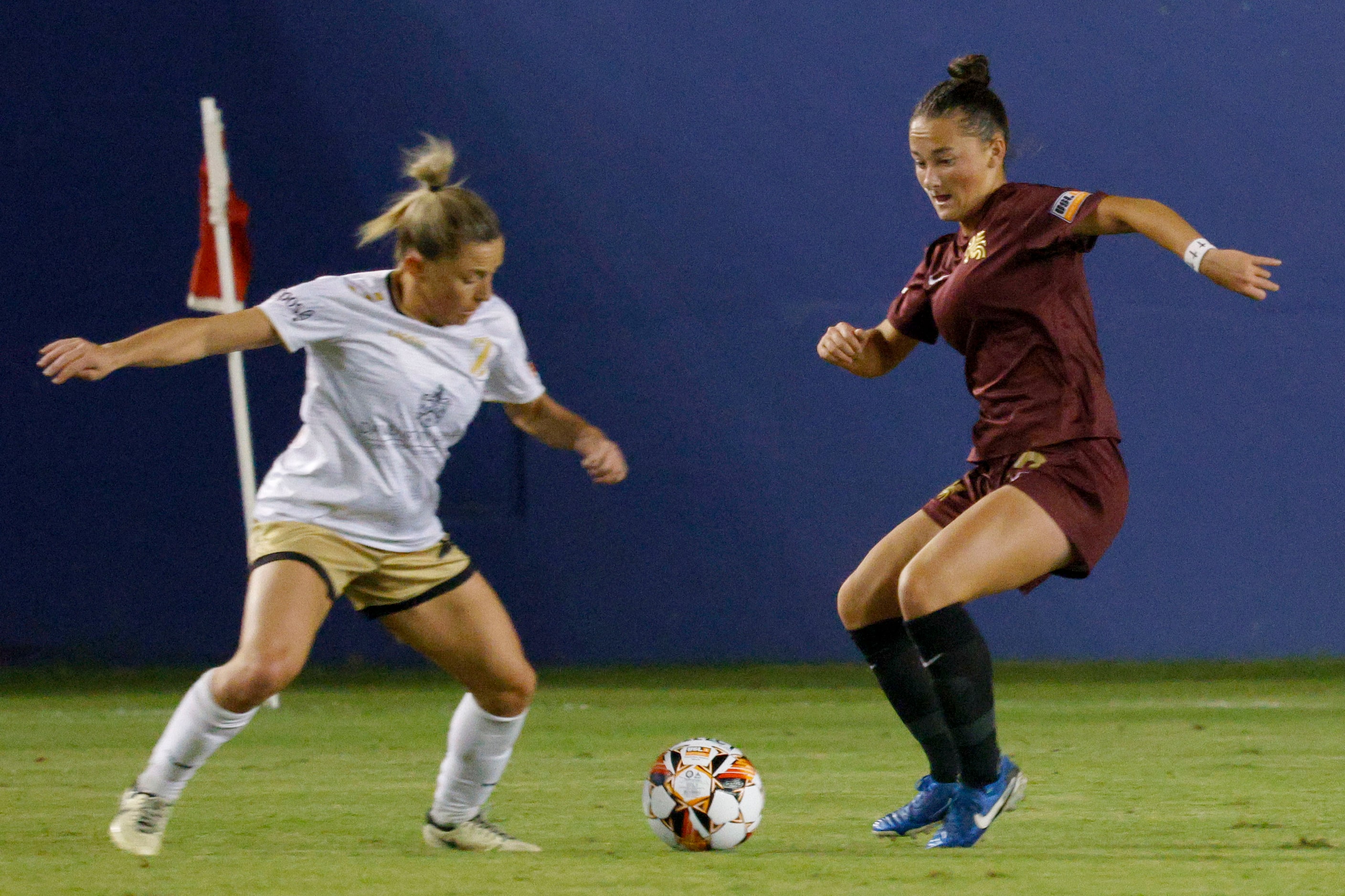 Spokane Zephyr midfielder  Katie Murray, left, and Dallas Trinity forward Sealey Strawn...