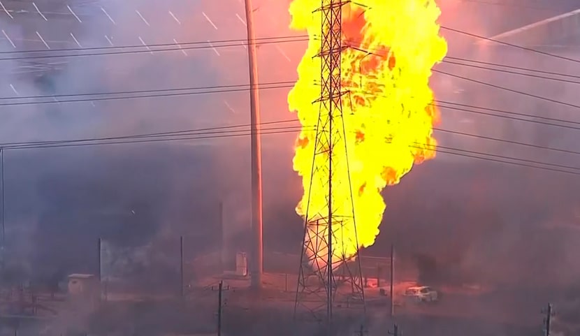 Un vehículo en llamas cerca de un oleoducto que explotó en La Porte, Texas, el lunes 16 de...