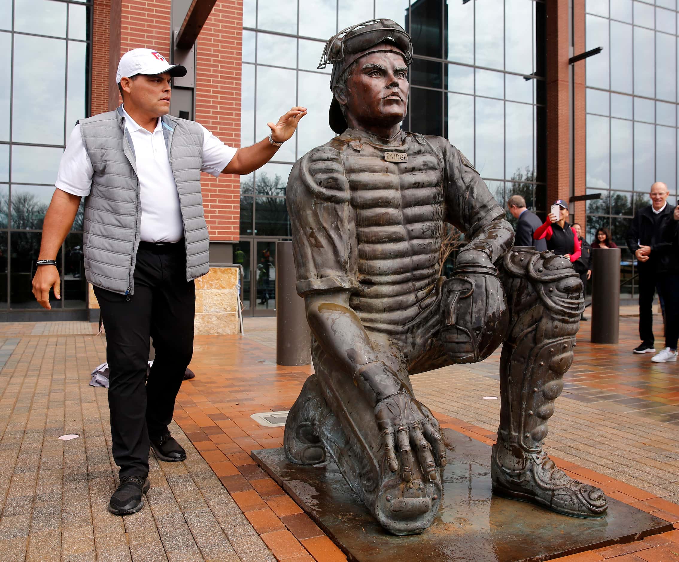 Former Texas Rangers catcher Ivan 'Pudge' Rodriguez unveiled his larger than life statue...