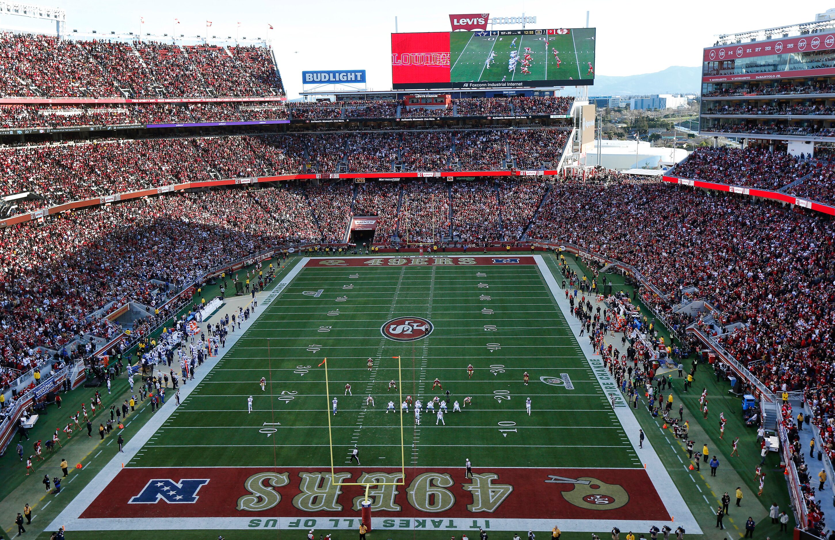 The San Francisco 49ers and Dallas Cowboys line up during the first drive of the NFC...