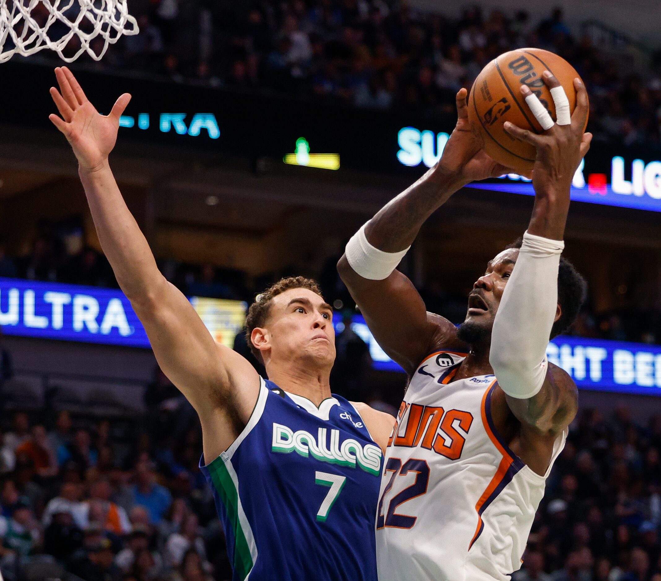 Dallas Mavericks center Dwight Powell (7) contests a shot from Phoenix Suns center Deandre...