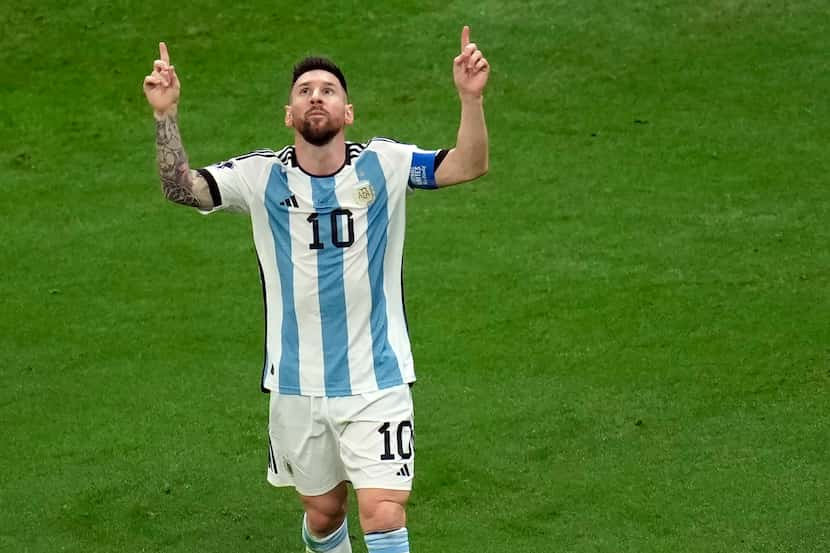 Lionel Messi de Argentina celebra el gol que anotó en tiro penal ante Francia en la final...