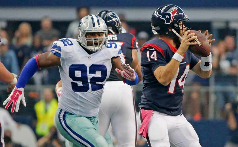 Dallas Cowboys defensive end Jeremy Mincey (92) rushes Houston Texans quarterback Ryan...