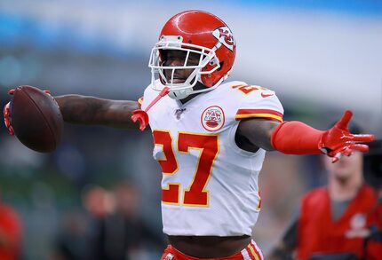 El esquinero de los Chiefs de Kansas City, Rashad Fenton, vivió su juventud de una de las...