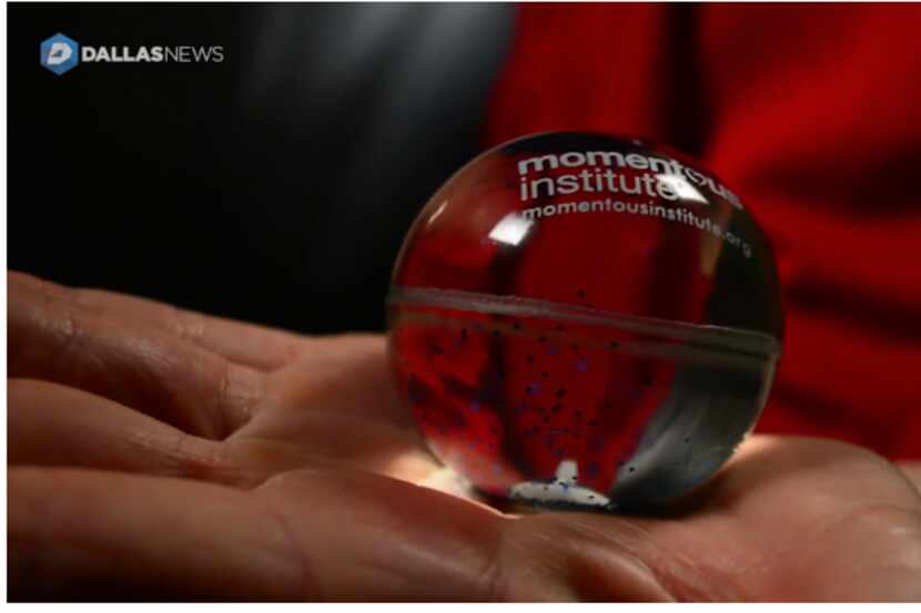 Una bola de brillitos que se usa en Momentous Institute para enseñar a mejorar la salud...
