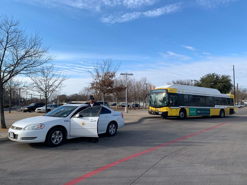 Wendell Huntsberry supervisor de rutas de autobuses y trenes en DART subiendo a su carro en...