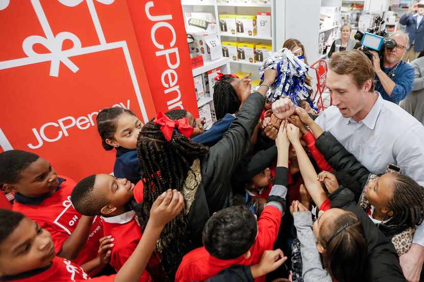 Cowboys linebacker Sean Lee and cheerleaders team up with JCPenney to give holiday shopping...