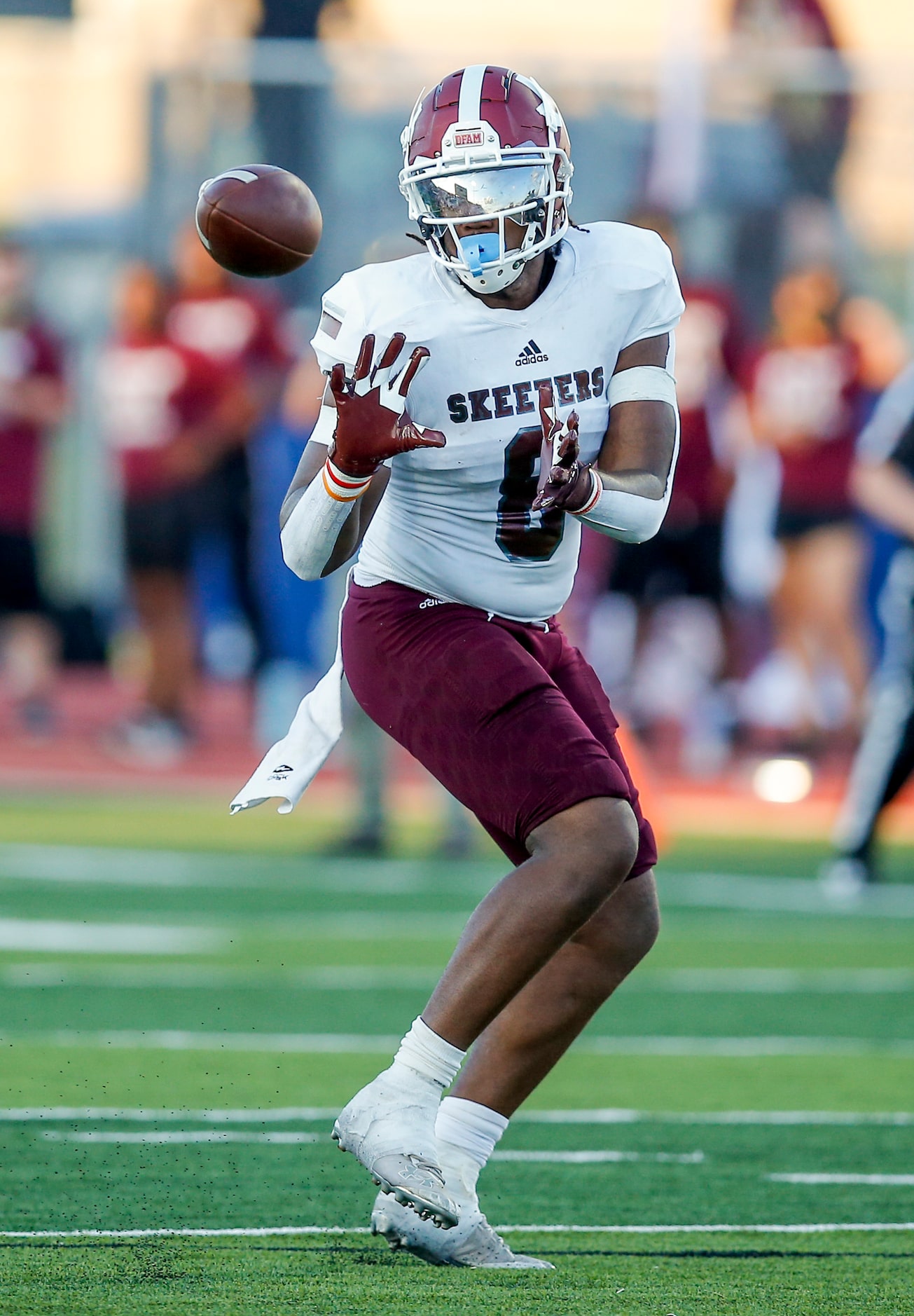 Mesquite junior tight end Braelyn Dillard (8) catches a pass during the first half of a high...