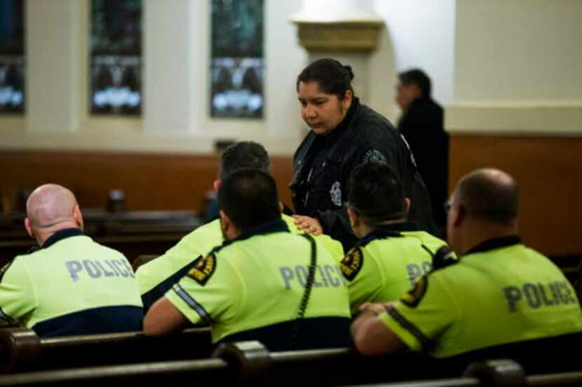 Miembros de la Policía de Dallas escucharán a los ciudadanos en una reunión municipal. Foto:...