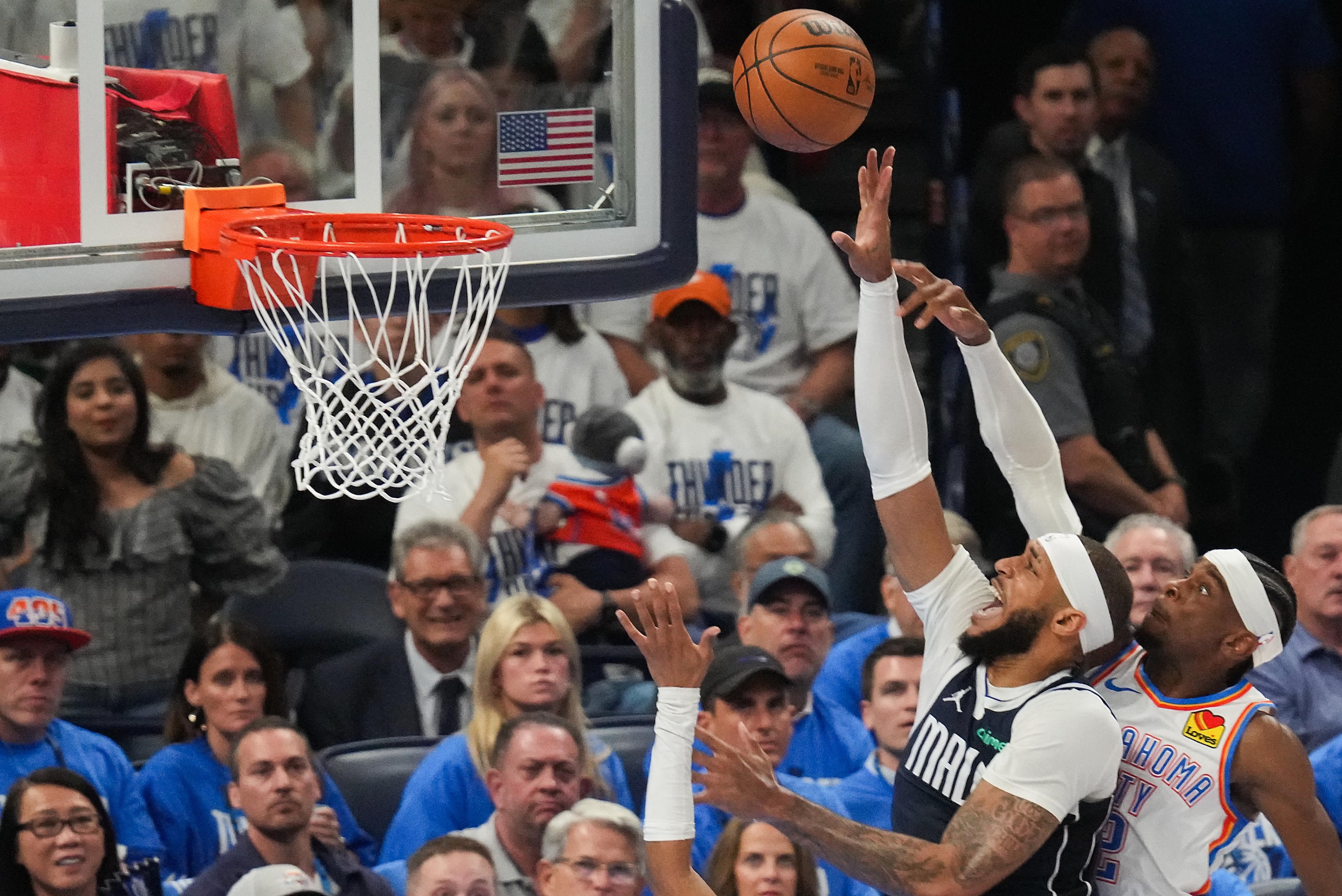 Dallas Mavericks center Daniel Gafford (21) shoots past Oklahoma City Thunder guard Shai...