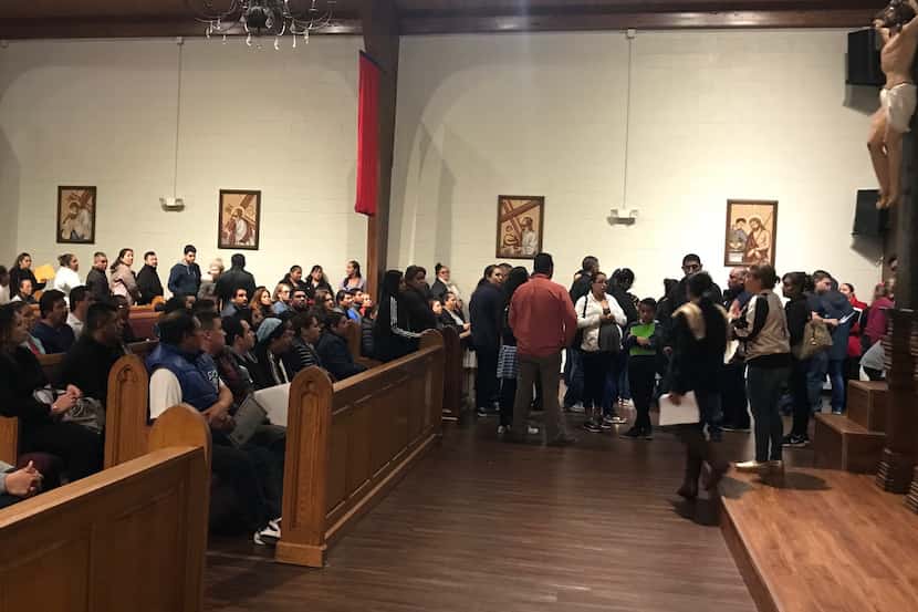 Casi 300 personas esperaban por su credencial emitida por la iglesia San Juan Diego en un...