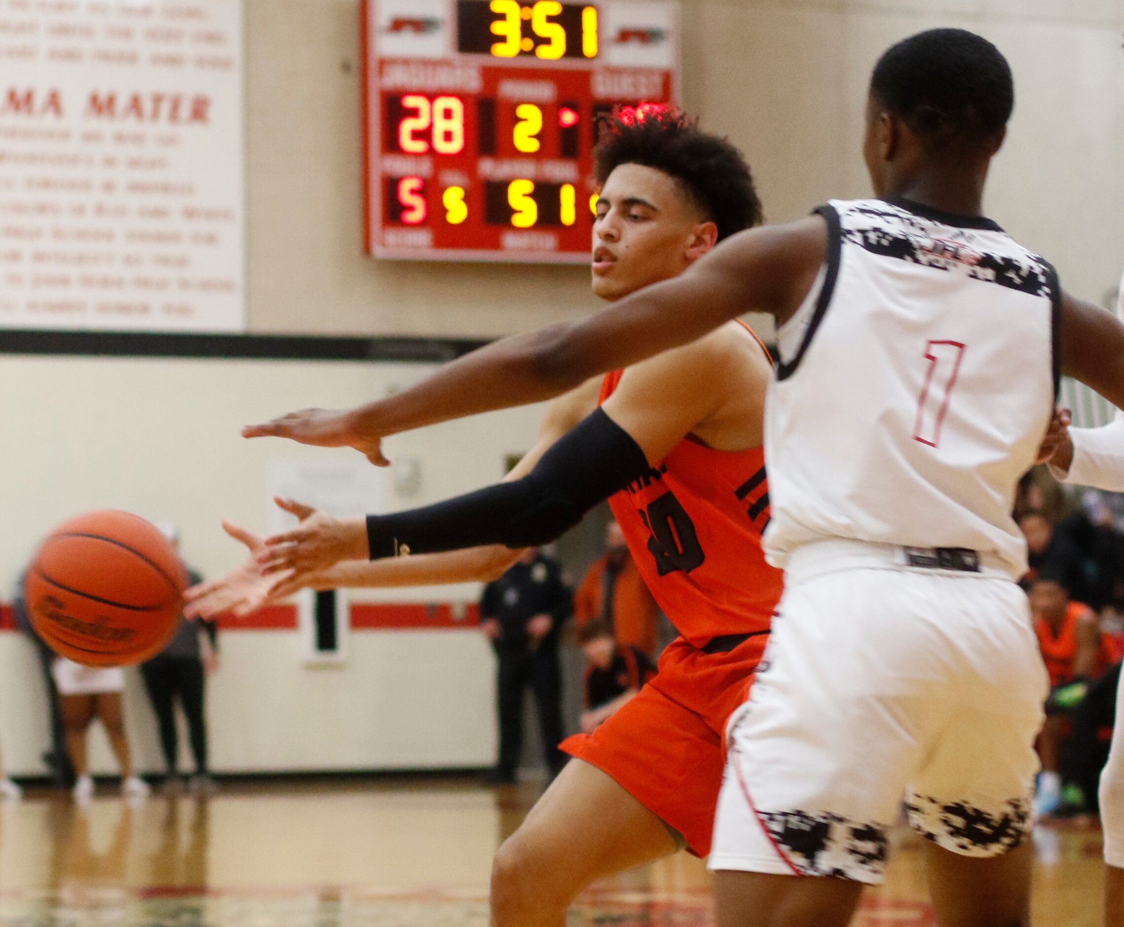 Rockwall's Will Bartoszek (20) passes to a teammate as he is covered defensively by Mesquite...