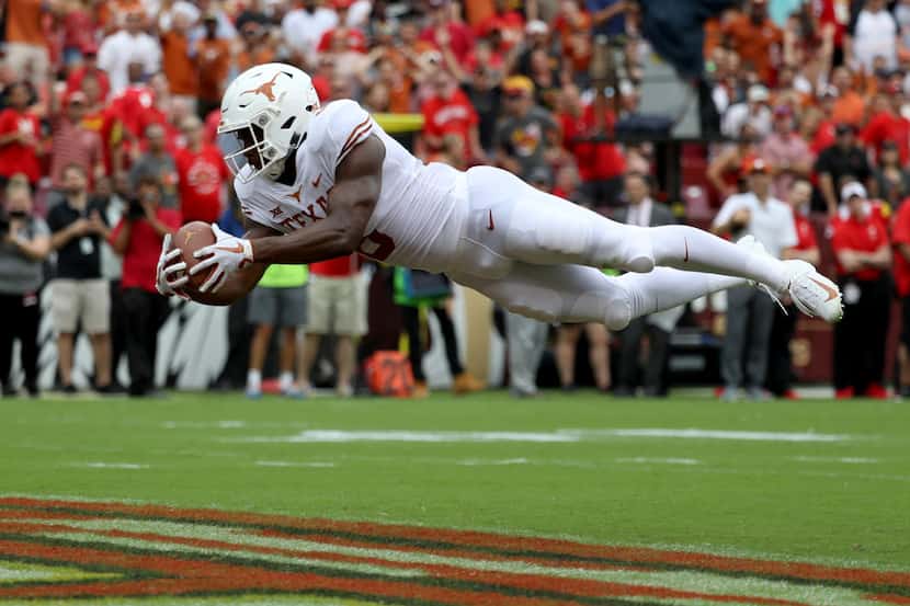 LANDOVER, MD - SEPTEMBER 1: Devin Duvernay #6 of the Texas Longhorns catches a first half...