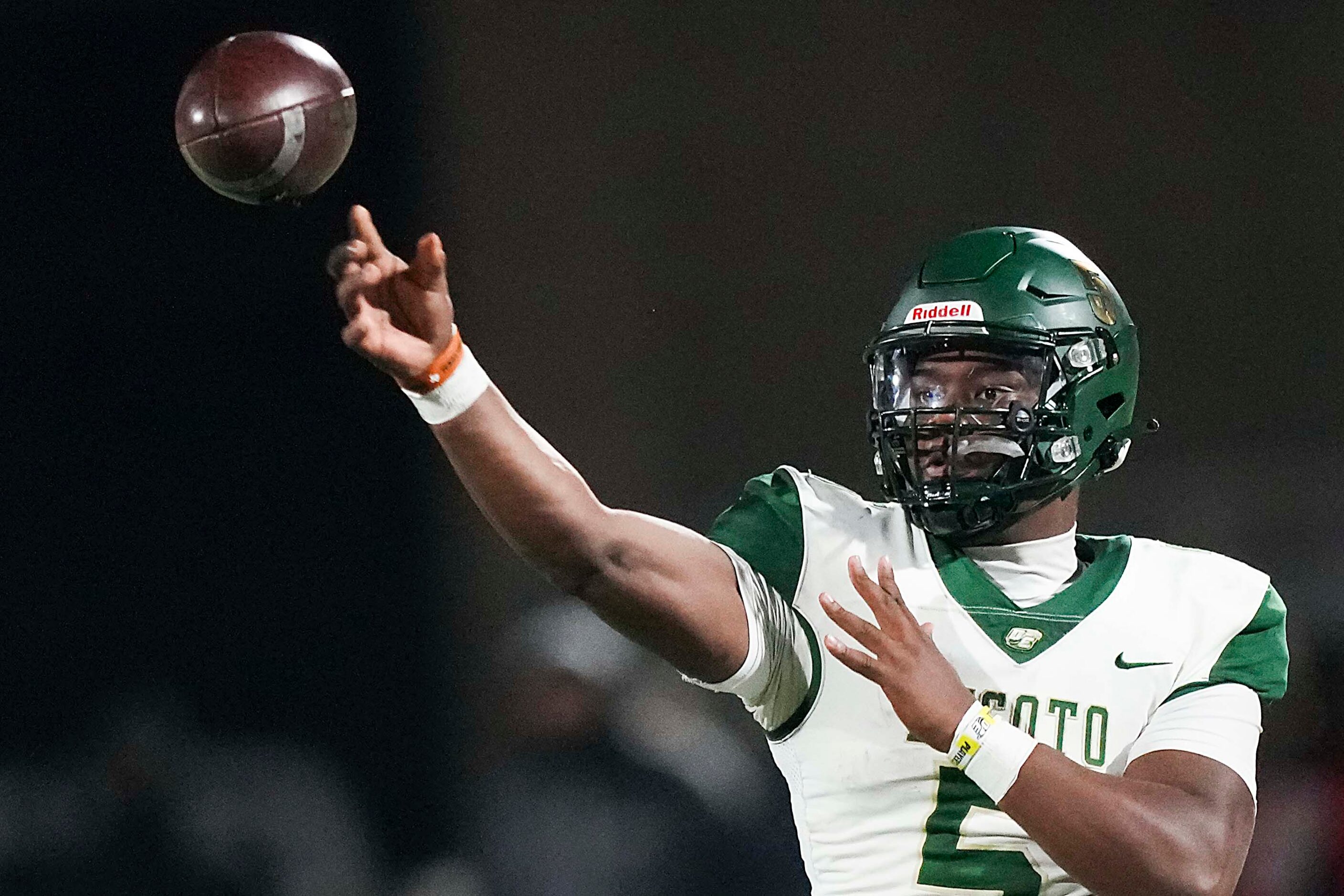 DeSoto quarterback Darius Bailey (5) throws a pass during the first half of the Class 6A...