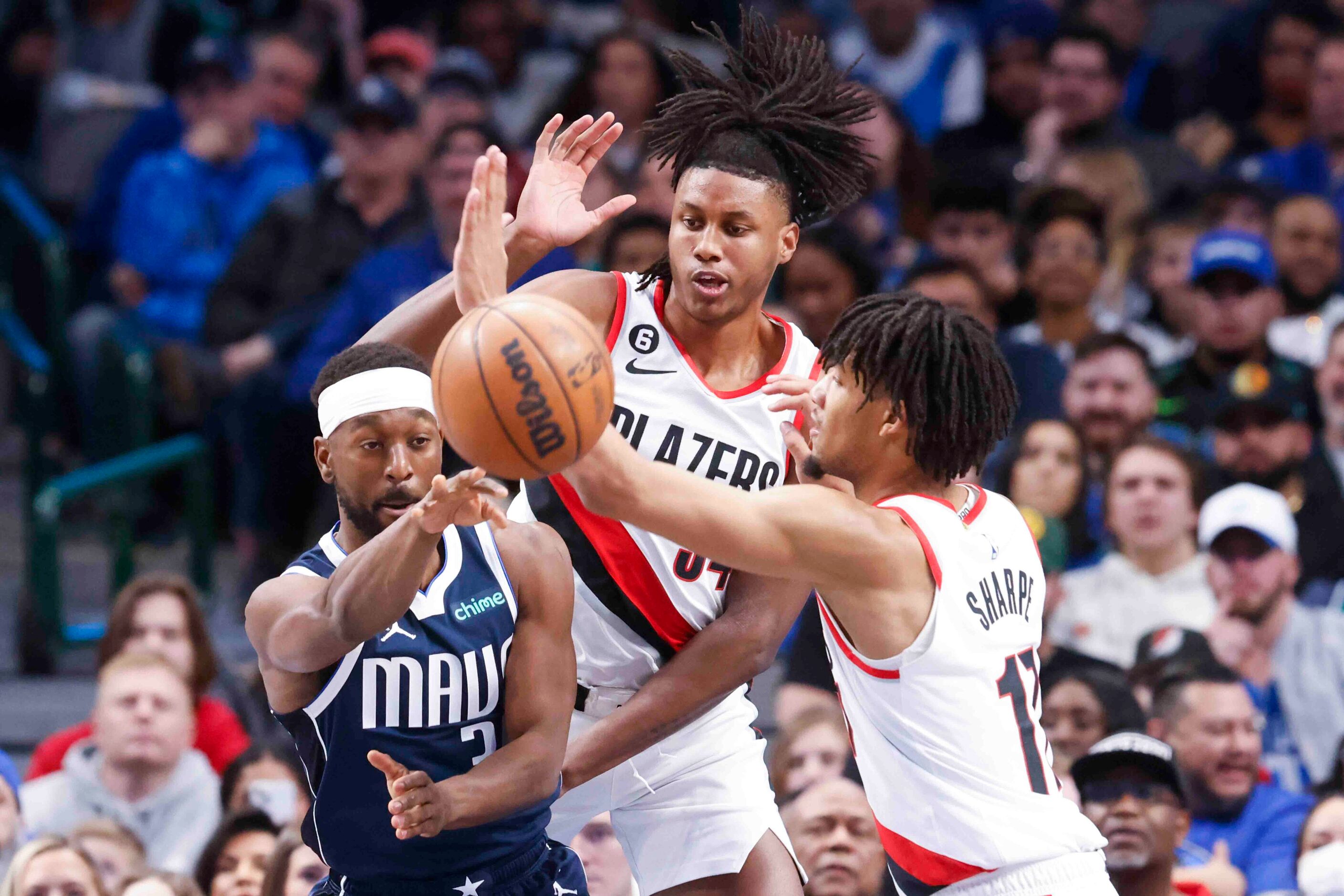 Dallas Mavericks Kemba Walker, left, pass the ball as Portland Trail Blazers guard Shaedon...