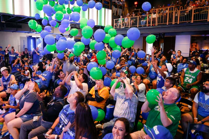 Balloons fall from the ceiling after the Dallas Mavericks selected Dereck Lively II at No....