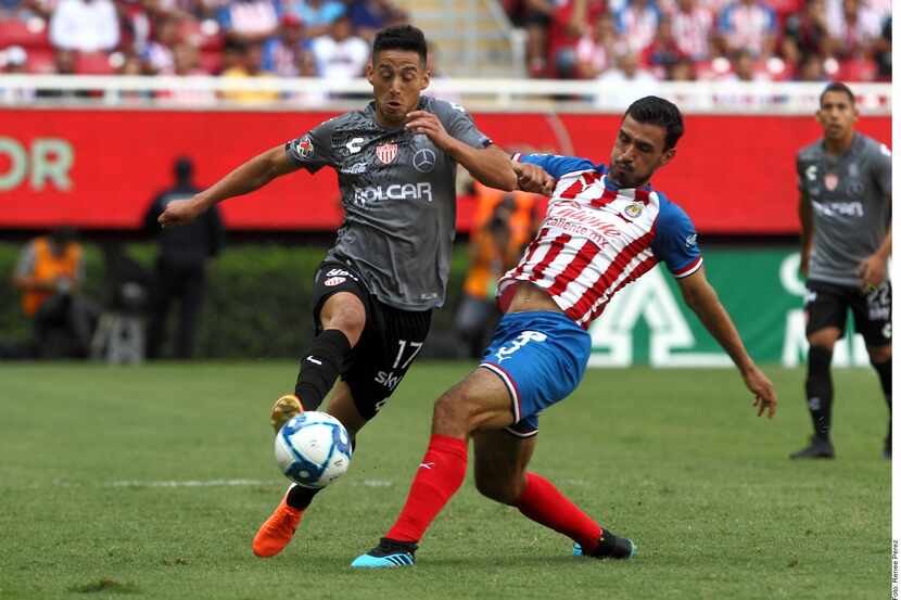 Oswaldo Alanís (der.) no tuvo un buen partido en la derrota de Chivas vs. Necaxa.