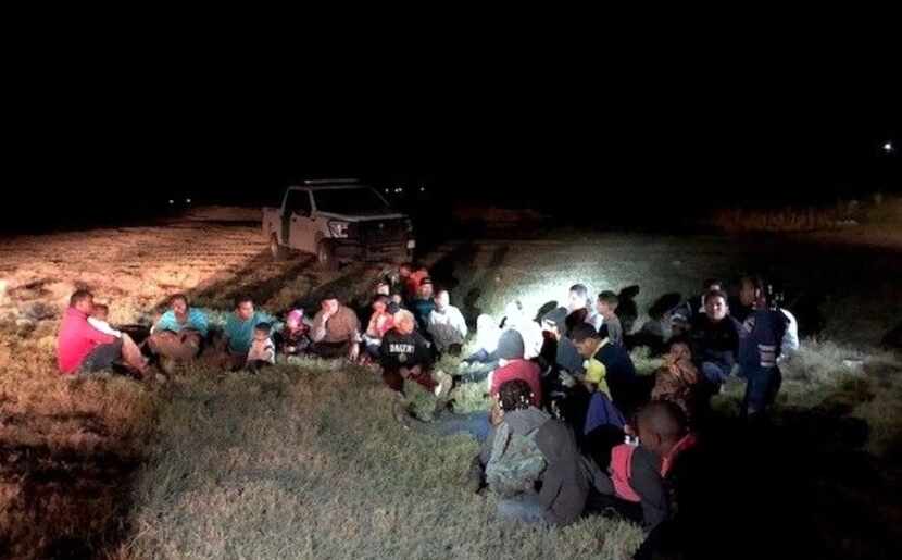 Grupo de migrantes detenidos por la Patrulla Fronteriza en la zona de Presidio, frontera con...