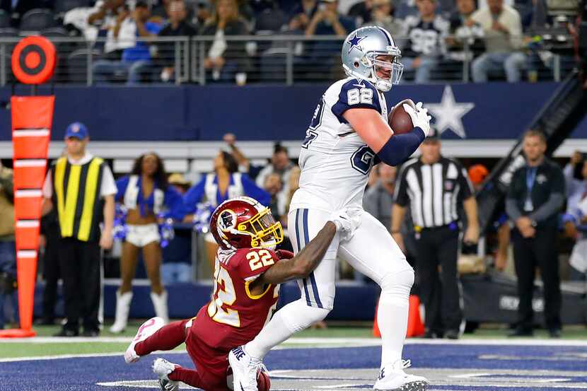 Dallas Cowboys tight end Jason Witten (82) catches a second quarter touchdown as he is...