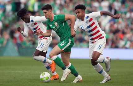 Republic of Ireland's Callum O'Dowda, center, runs away from United States' Timothy Weah,...