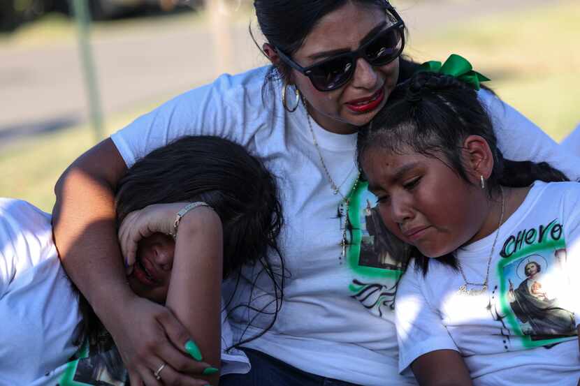 Lluneli González abraza a sus hijas Angélica y Daleyza Reyes mientras está sentada frente a...
