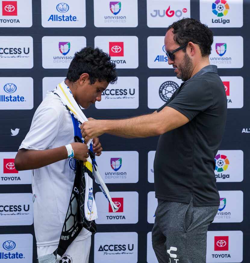 John Zelaya recibe una bufanda de Jorge Tello, scout para Club de Fútbol Pachuca. (ESPECIAL...