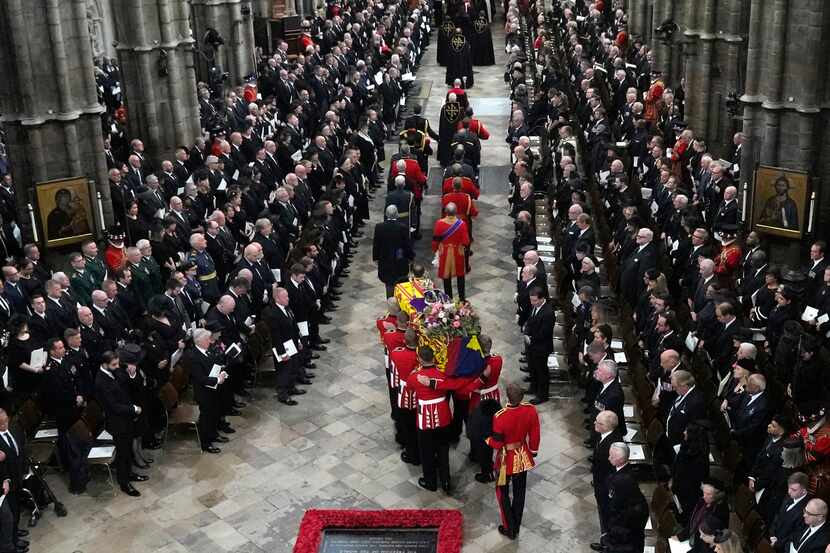 El ataúd de la reina Isabel II es trasladado a la Abadía de Westminster para su funeral en...