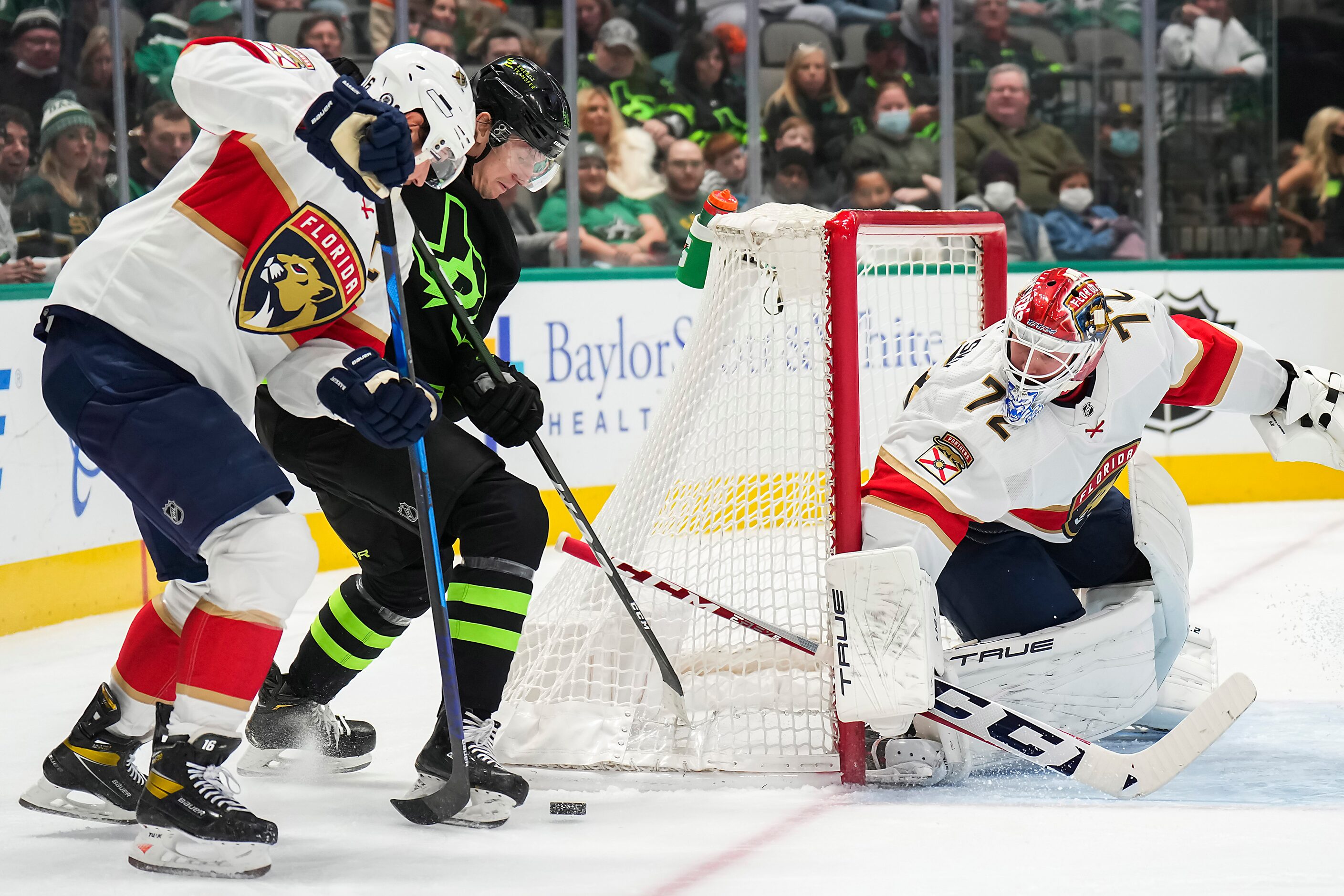 Dallas Stars right wing Denis Gurianov (34) fights for the puck against Florida Panthers...