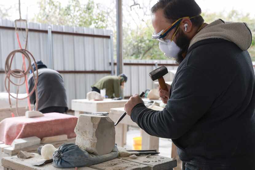 Richard Margolin talla en roca durante una clase en el Creative Arts Center, el sábado 18 de...