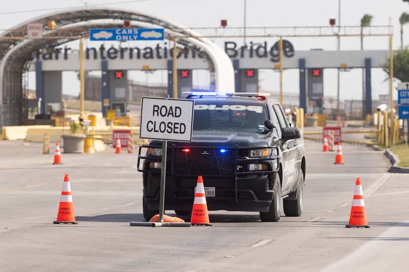 Una patrulla de la policía de Pharr bloquea la entrada al puente internacional Pharr–Reynosa...