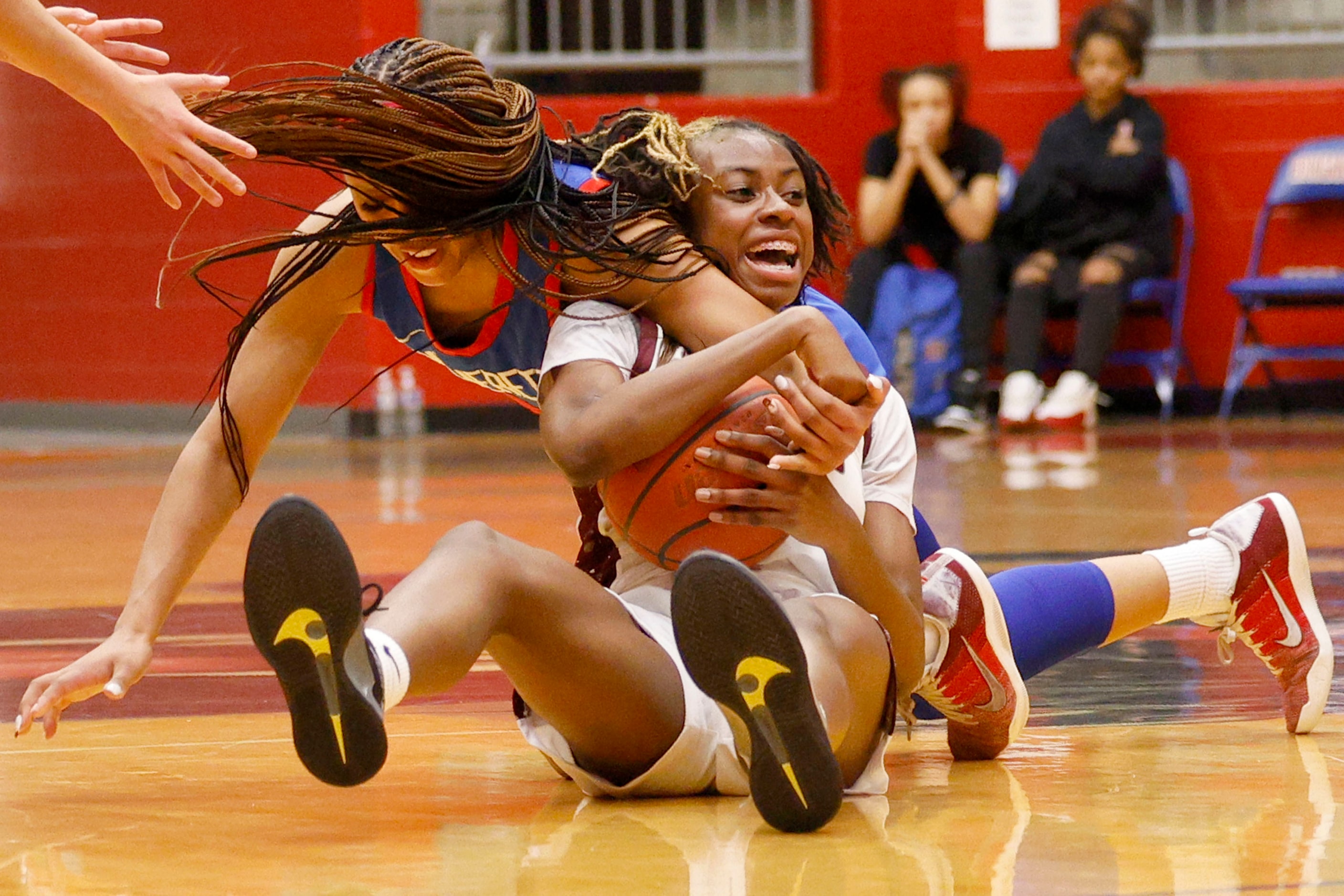 Duncanville's Jasmine Gipson (3), left, and Pearland's Shiloh Grays (4) battle for a loose...