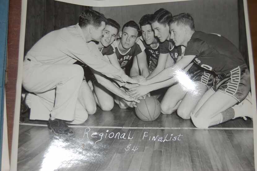 Mount Vernon High School basketball photo, Meredith is the second one over from the far...