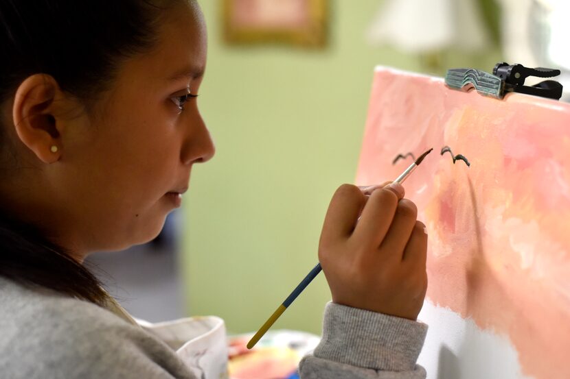 A Gabriella Sosa, de 14 años le encargaron 40 pinturas para los techos del Texas Health...