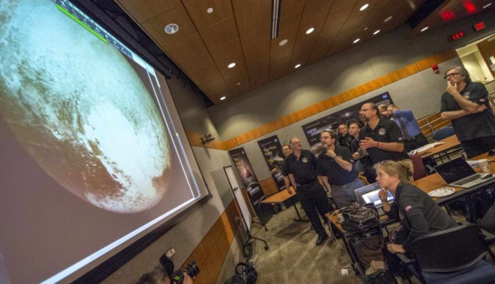 Científicos del equipo de New Horizons en Laurel, Maryland, celebran al ver las imágenes que...
