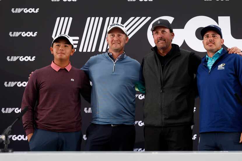 Phil Mickelson, 2nd right, and his Hy Flyers team, Justin Harding, 2nd left, Ratchanon...