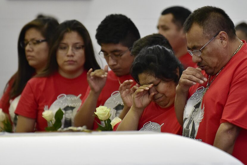 Los padres de Oziel García, Susana (izq.) y Baltazar Cerrito fueron acompañados por decenas...