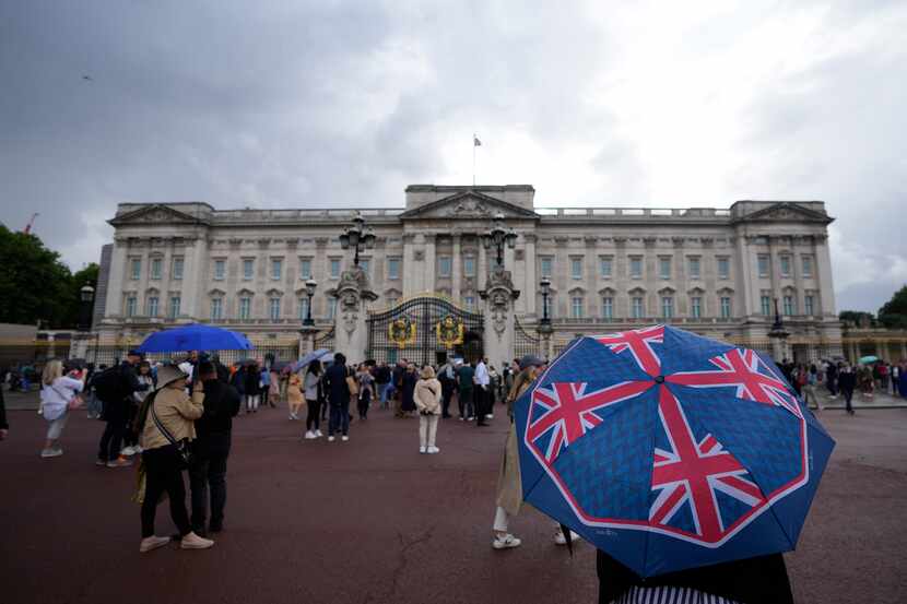 Gente se reúne frente al Palacio de Buckingham en Londres tras la muerte de la Reina Isabel...