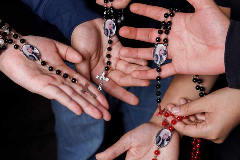Liegea Lopez’s children held on Wednesday rosaries with a photo of her. Hundreds gathered...