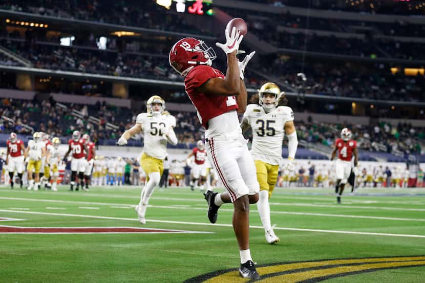 Alabama Crimson Tide tight end Jahleel Billingsley (19) looks back to catch a touchdown pass...